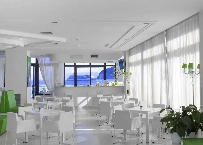 Admiral Hotel מלון 4*