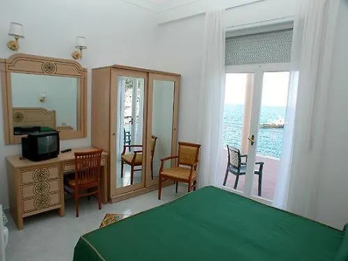 מלון Admiral Hotel סורנטו