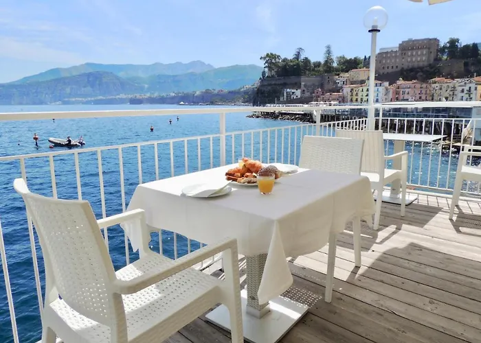 Admiral Hotel מלון